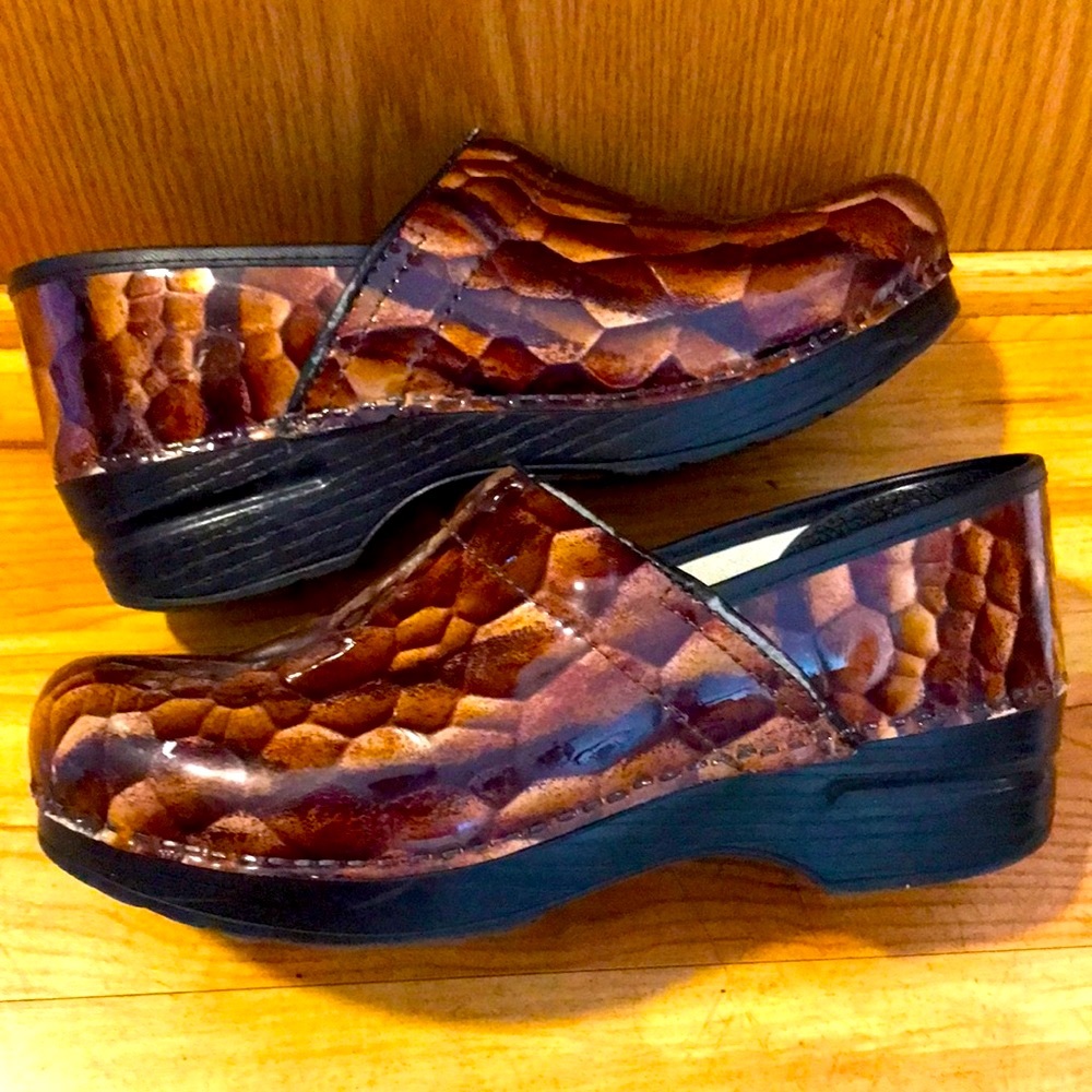 Dansko Pro 39 brown croc embossed nurse stapled work shiny comfort clogs VGUC